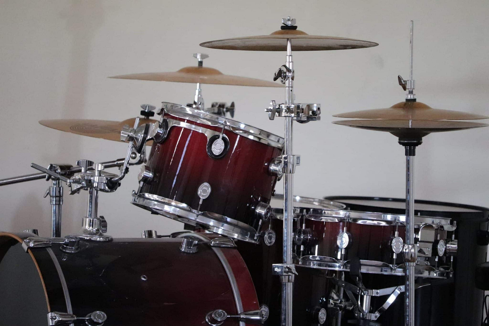Drum Room Mics And Low End – The Fine Line Between “Huge” and “Muddy”